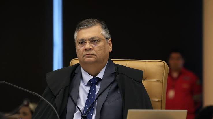 DINO CRITICA SUPERSALÁRIOS NO JUDICIÁRIO E NEGA AUXÍLIO<br>RETROATIVO