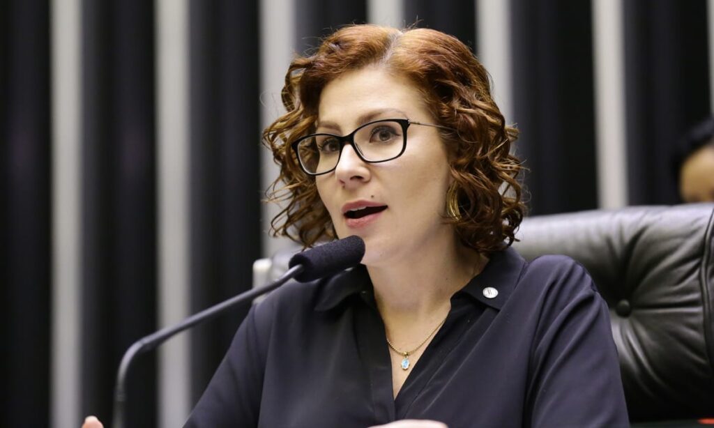 Nunes Marques pede vista e adia julgamento da deputada Carla Zambelli; Zanin adianta voto
