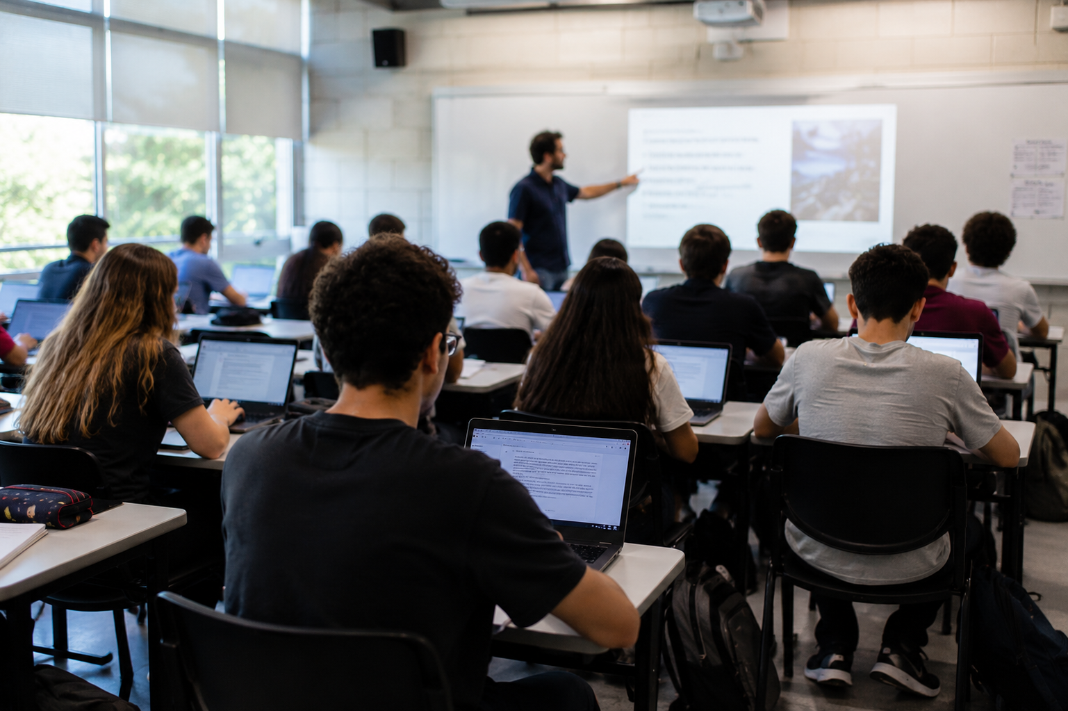 Especialista alerta que inteligência artificial deve apoiar aprendizado e não substituir pensamento crítico