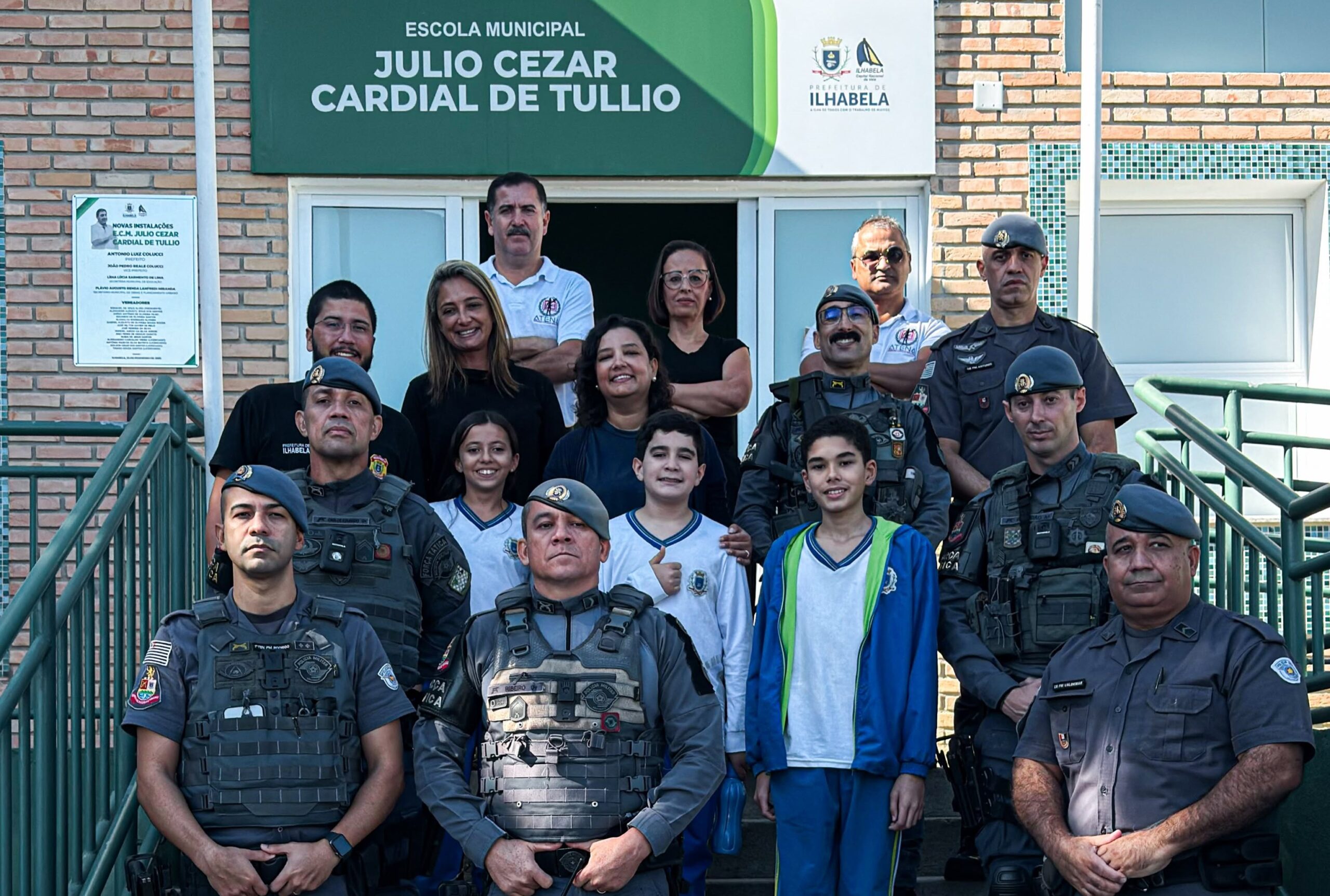 FORÇA TÁTICA APROXIMA JOVENS DA REALIDADE POLICIAL EM ATIVIDADE NAS ESCOLAS CÍVICO-MILITARES DE ILHABELA