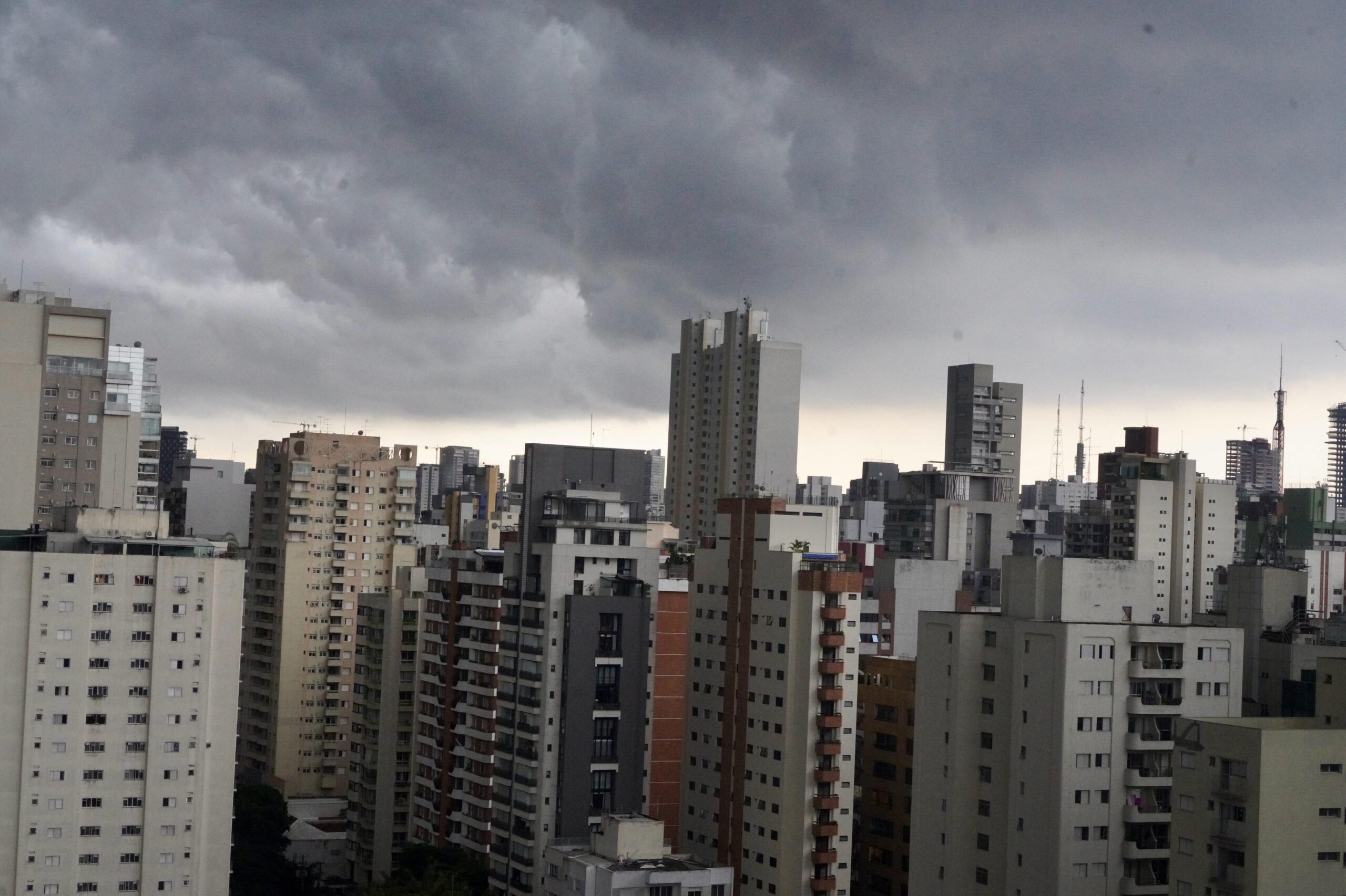 São Paulo terá frente fria e chuva até domingo